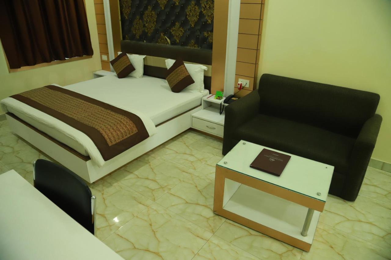 Hotel Sukhdeo Palace Gaya Exteriör bild